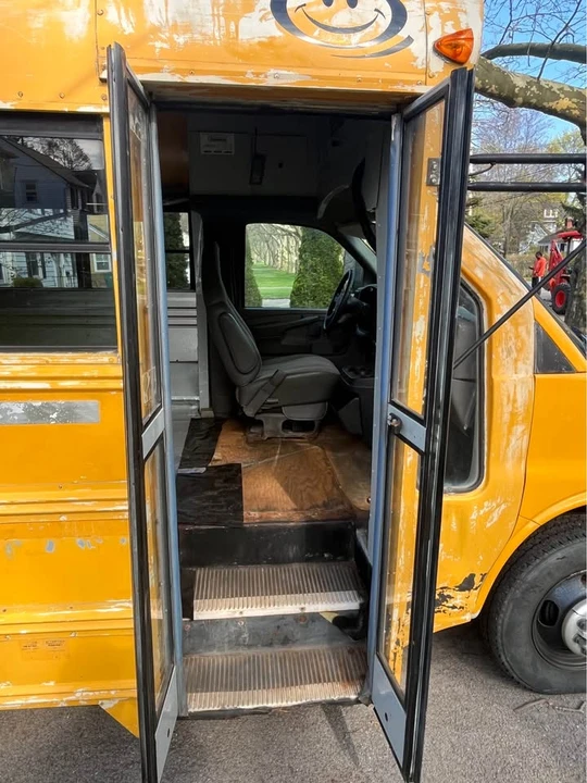 2004 Chevrolet Express - Image 4 of 10