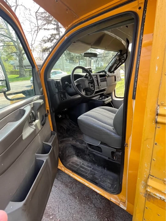 2004 Chevrolet Express - Image 9 of 10