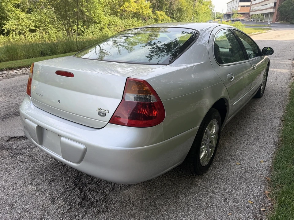2004 Chrysler 300 - Image 4 of 23