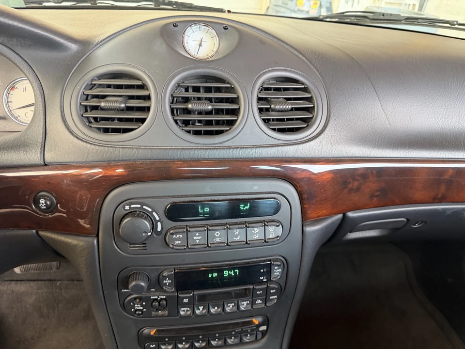 2004 Chrysler 300 - Image 15 of 23
