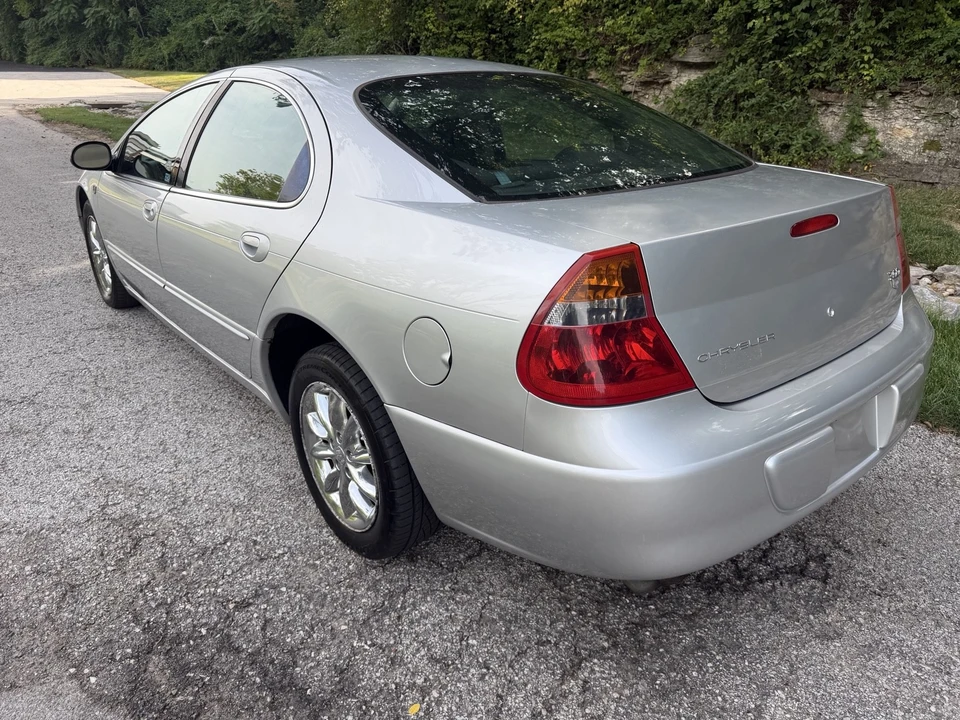 2004 Chrysler 300 - Image 5 of 23