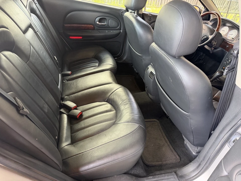 2004 Chrysler 300 - Image 20 of 23