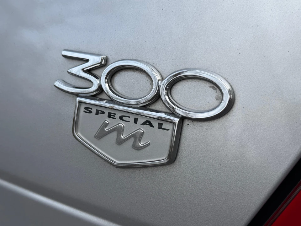 2004 Chrysler 300 - Image 19 of 31