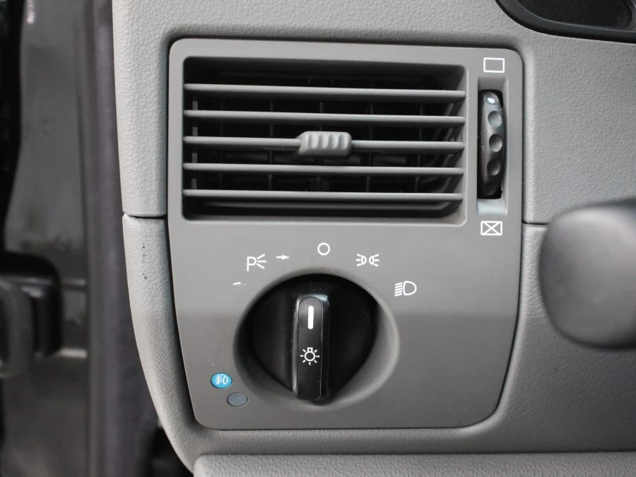 2004 Chrysler Crossfire - Image 24 of 31