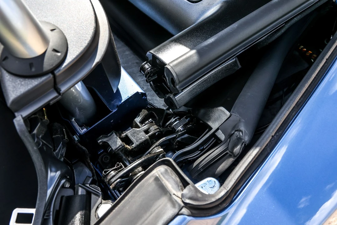 2004 Chrysler Crossfire - Image 28 of 30