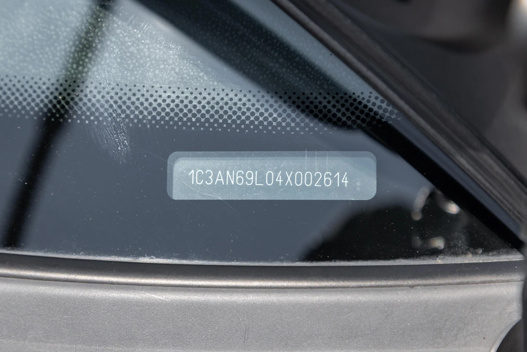 2004 Chrysler Crossfire - Image 16 of 31