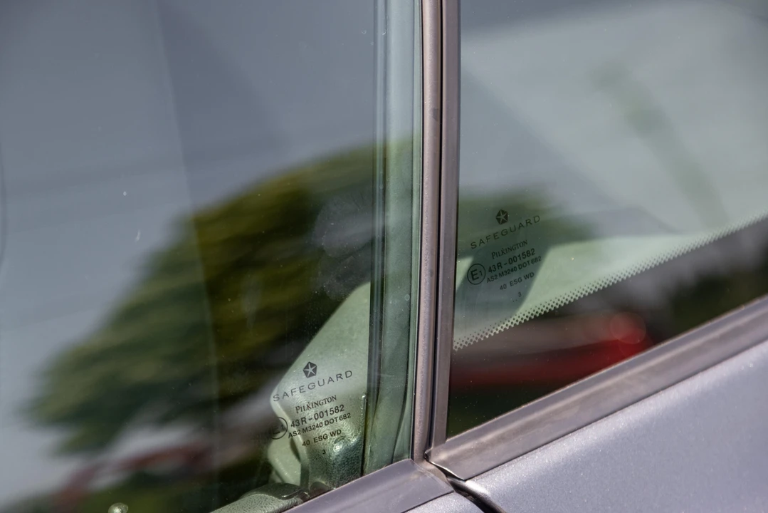 2004 Chrysler Crossfire - Image 20 of 31