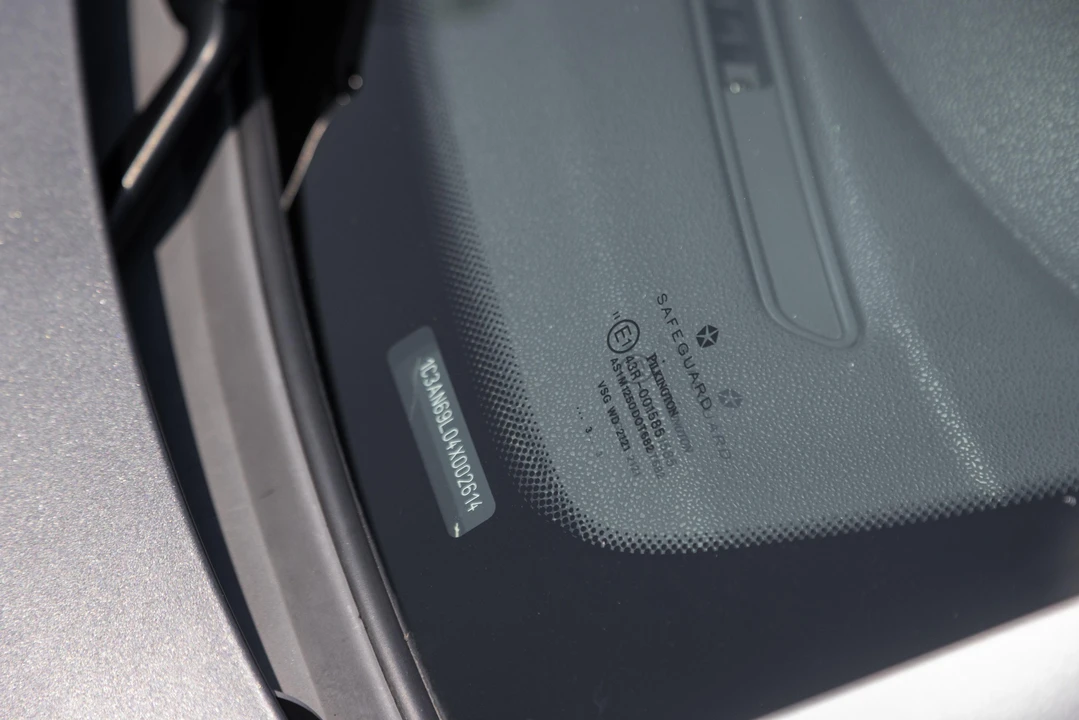 2004 Chrysler Crossfire - Image 15 of 31