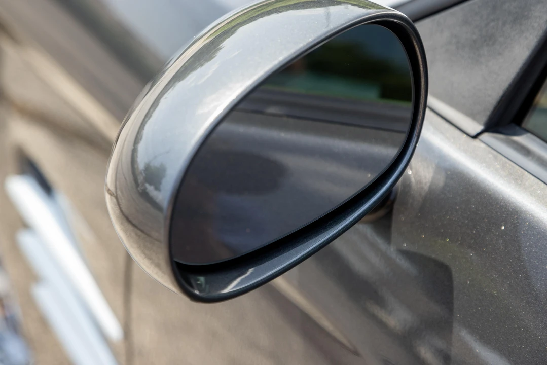 2004 Chrysler Crossfire - Image 18 of 31
