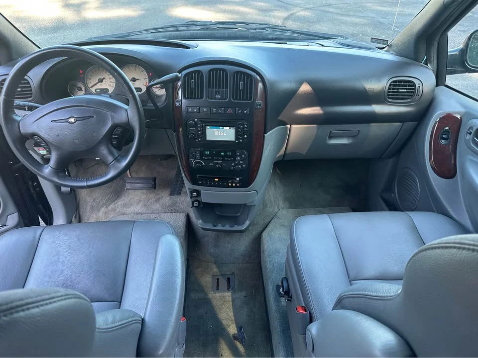 2004 Chrysler Town & Country - Image 4 of 11