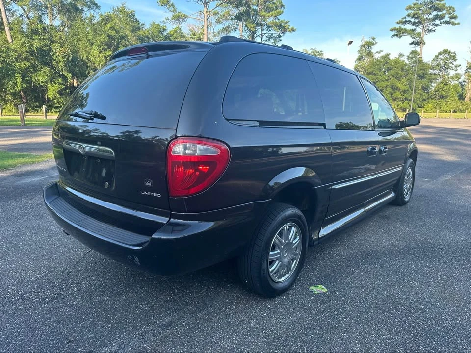 2004 Chrysler Town & Country - Image 2 of 11