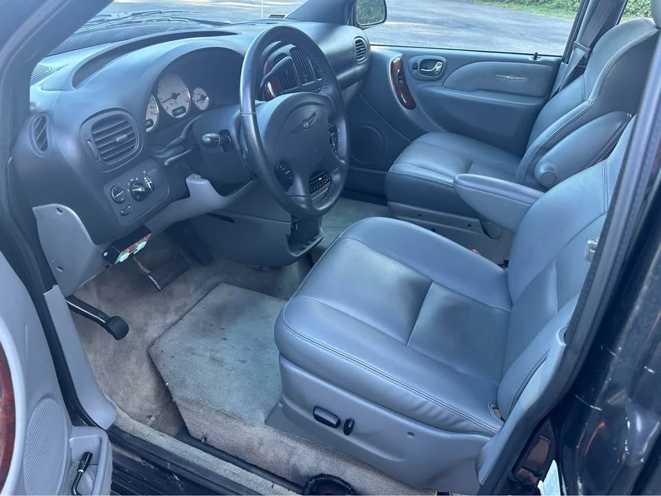 2004 Chrysler Town & Country - Image 3 of 11