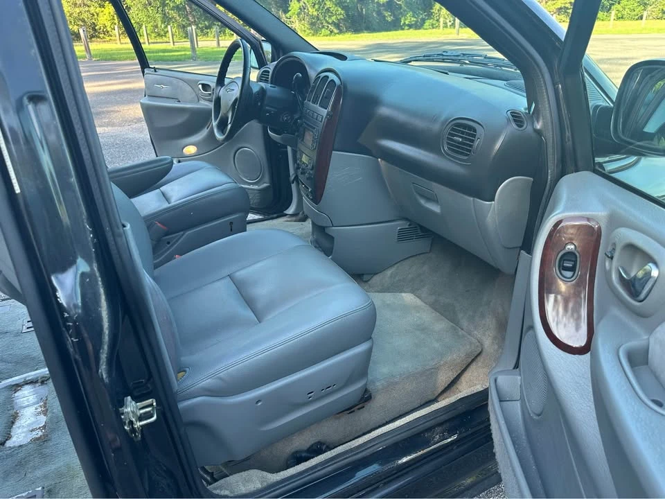 2004 Chrysler Town & Country - Image 5 of 11