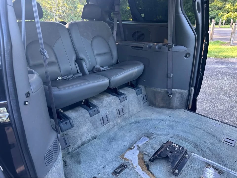 2004 Chrysler Town & Country - Image 6 of 11