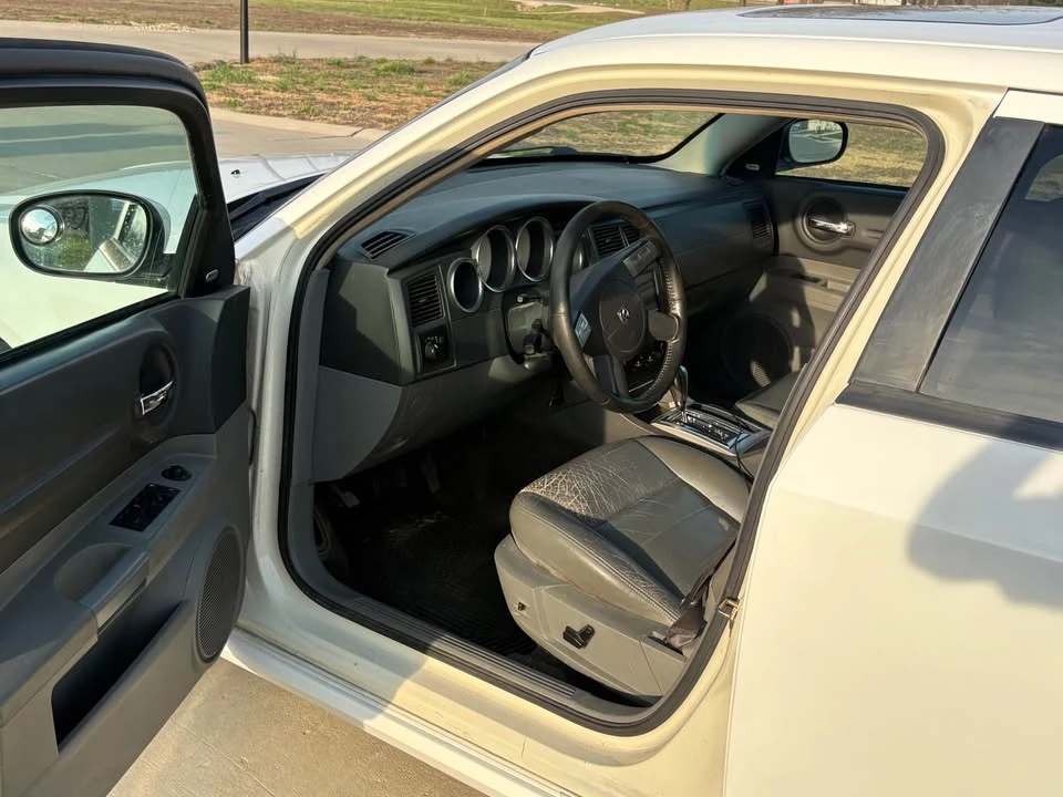2004 Dodge Magnum 2nd Gen Wagon - Image 11 of 14