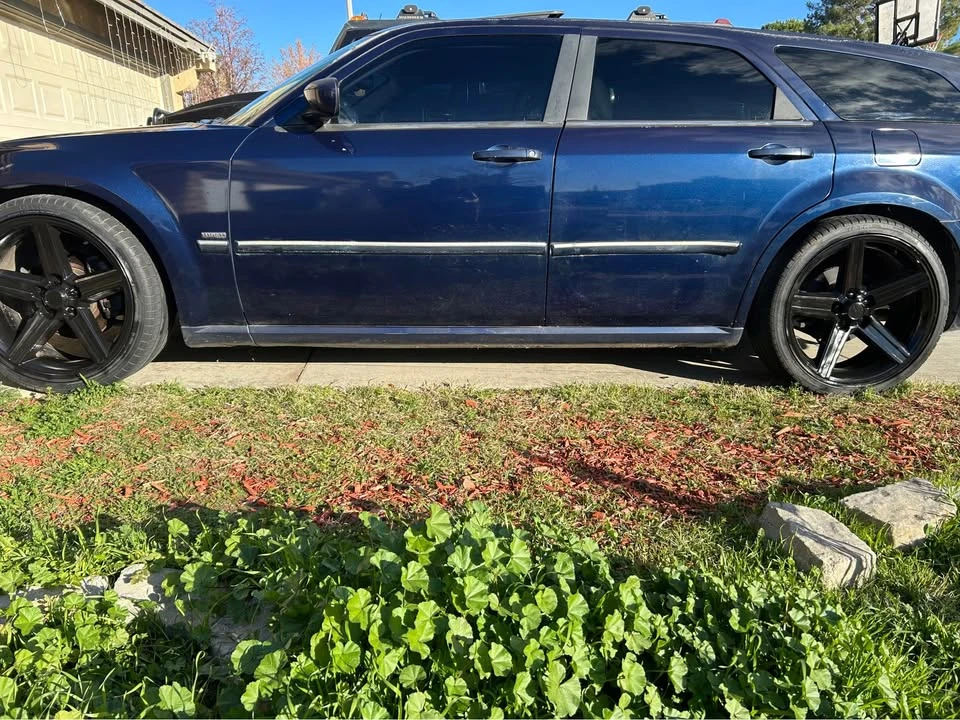 2004 Dodge Magnum 2nd Gen Wagon - Image 2 of 4
