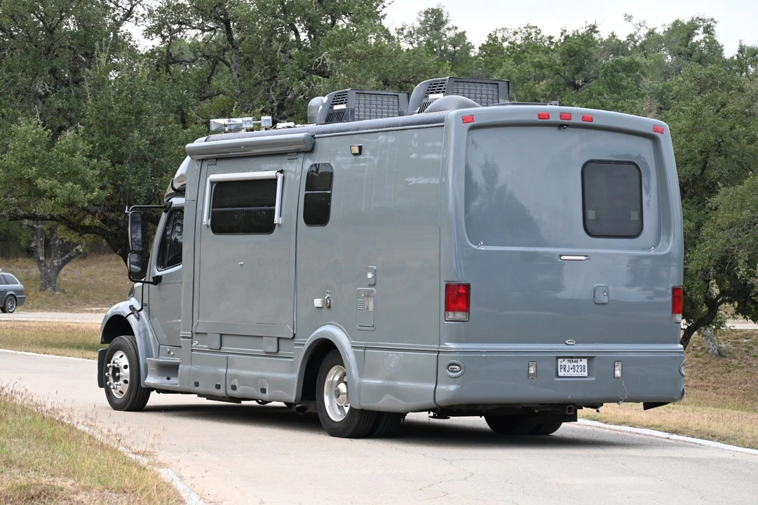 2004 Freightliner - Image 2 of 7