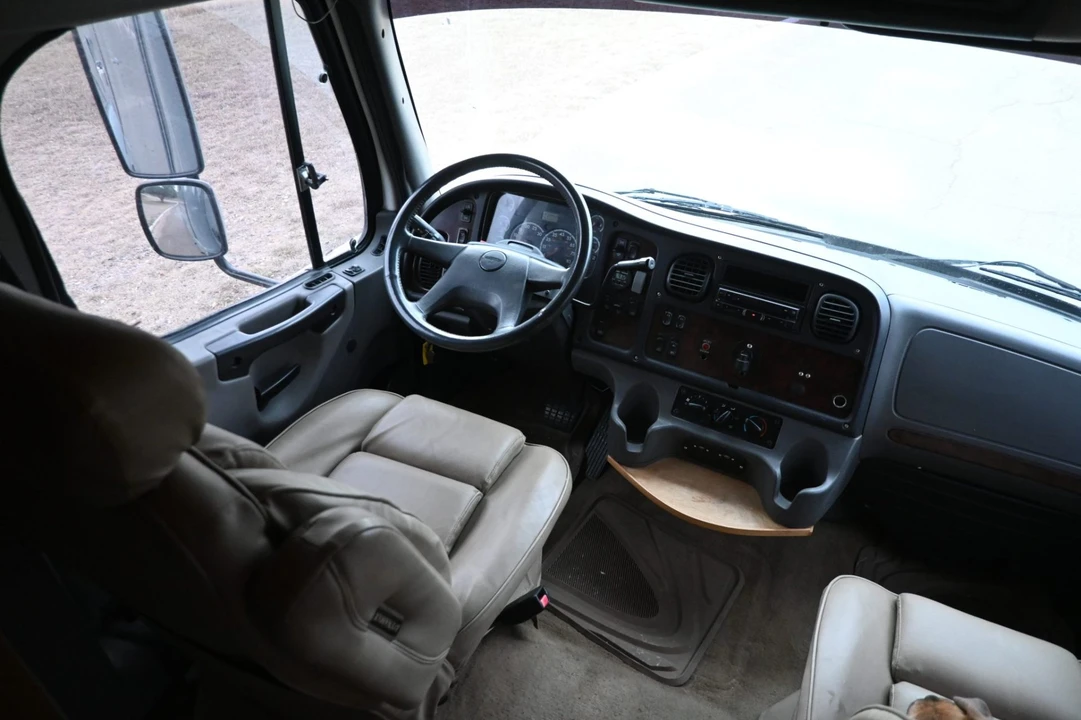 2004 Freightliner - Image 6 of 7