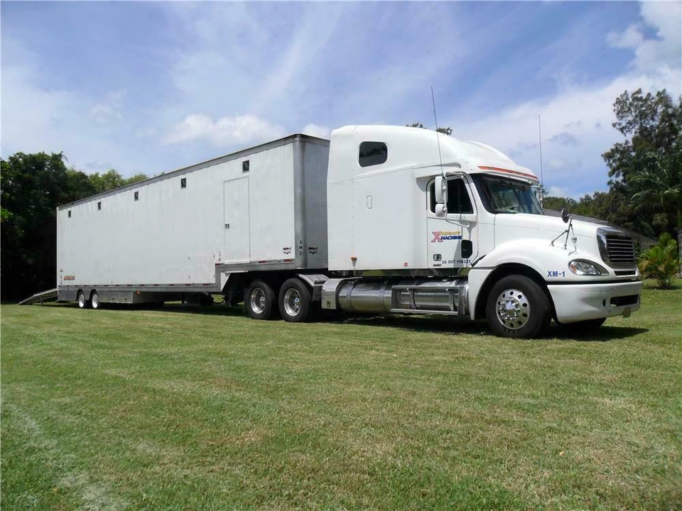 2004 Freightliner - Image 2 of 3