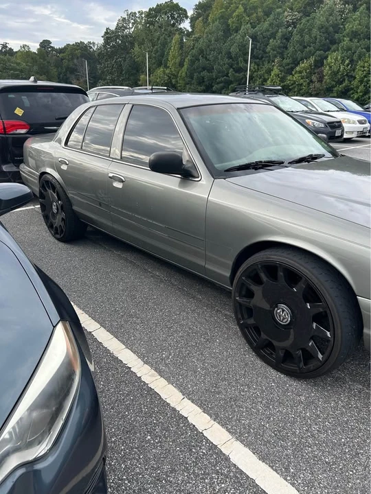 2004 Ford Crown Victoria - Image 2 of 5