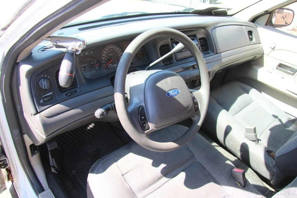 2004 Ford Crown Victoria - Image 15 of 21