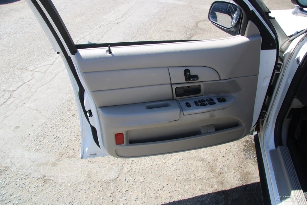 2004 Ford Crown Victoria - Image 13 of 21