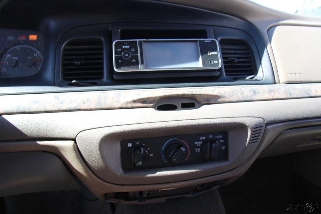 2004 Ford Crown Victoria - Image 16 of 21