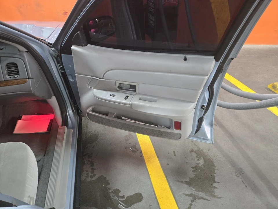 2004 Ford Crown Victoria - Image 16 of 20