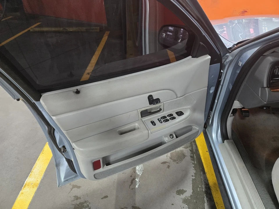 2004 Ford Crown Victoria - Image 10 of 20