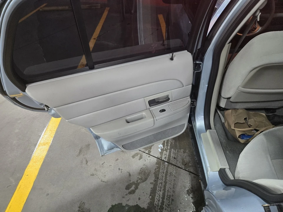 2004 Ford Crown Victoria - Image 12 of 20
