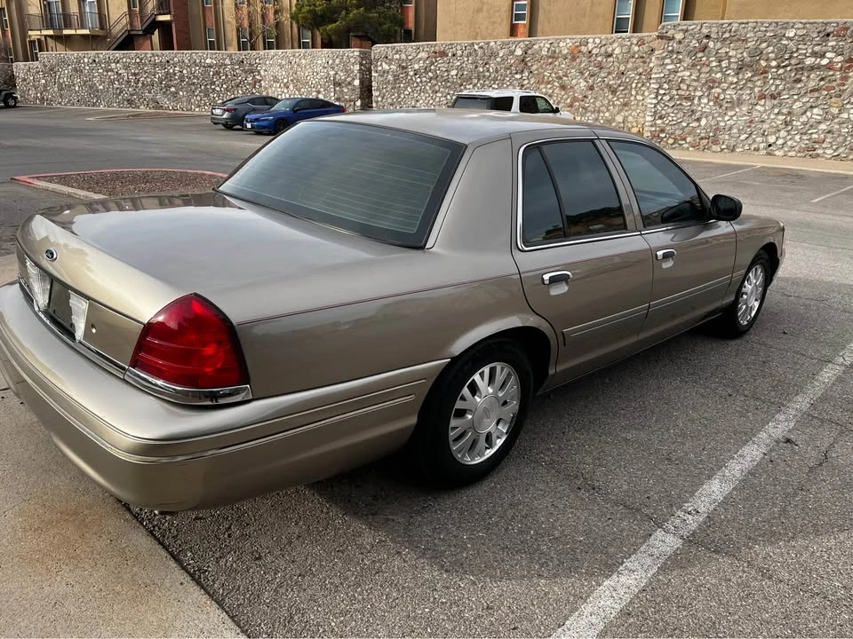 2004 Ford Crown Victoria - Image 5 of 14