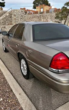 2004 Ford Crown Victoria LX Sedan 4D