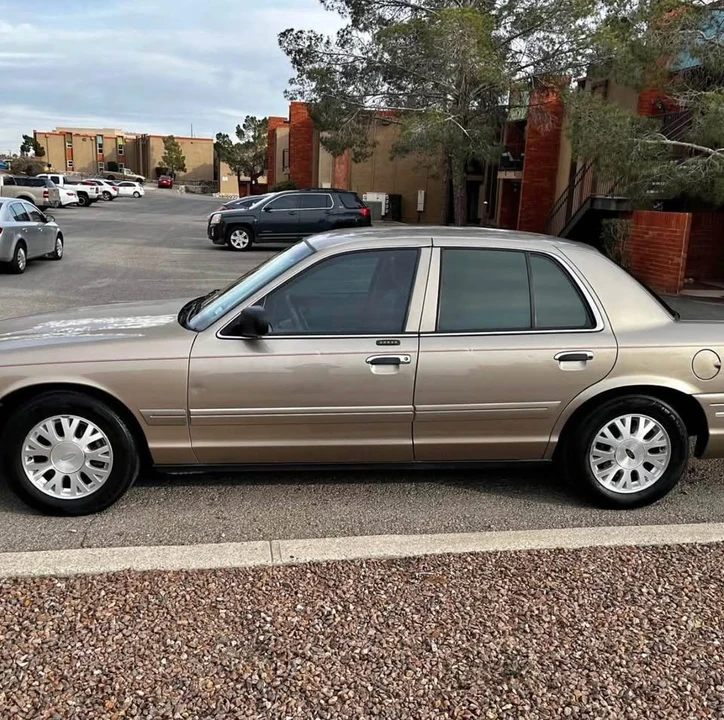 2004 Ford Crown Victoria - Image 2 of 8