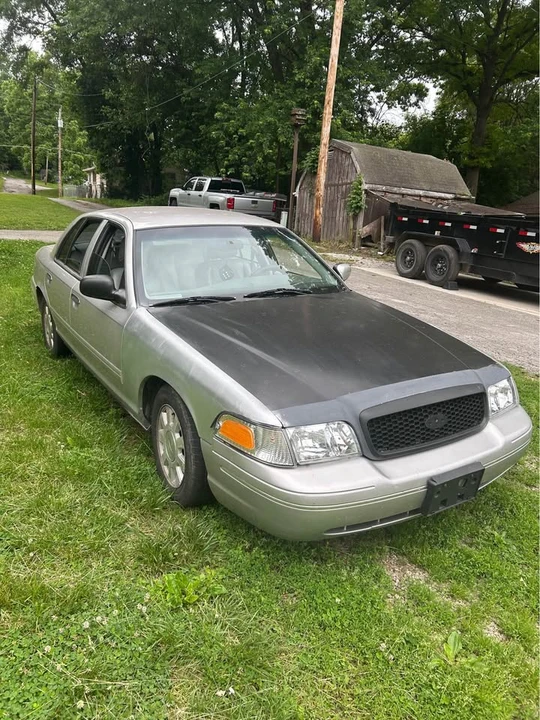 2004 Ford Crown Victoria - Image 2 of 10
