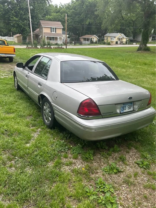 2004 Ford Crown Victoria - Image 5 of 10