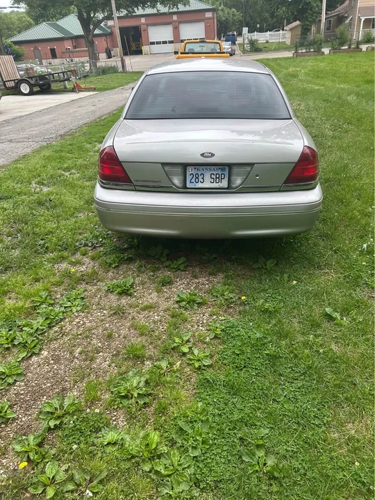 2004 Ford Crown Victoria - Image 4 of 10