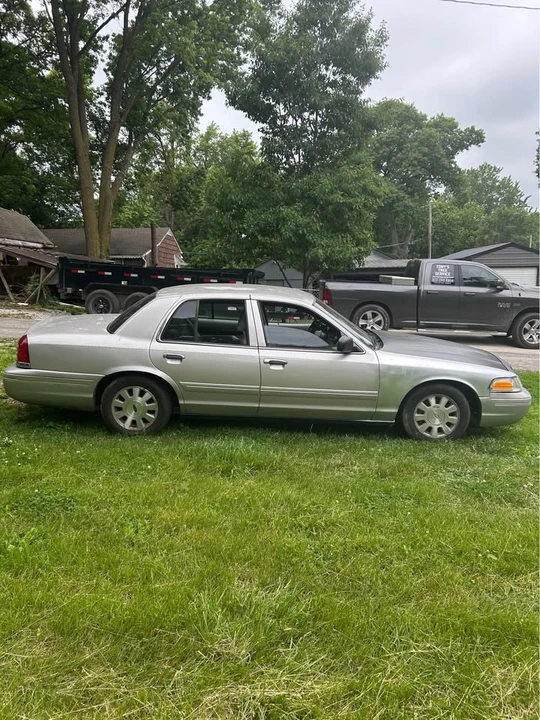 2004 Ford Crown Victoria - Image 3 of 10