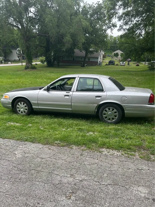 2004 Ford Crown Victoria - Image 6 of 10