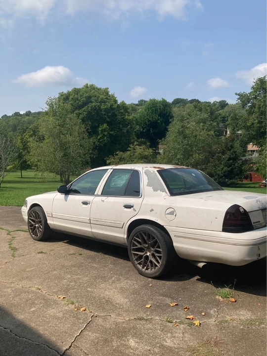 2004 Ford Crown Victoria - Image 2 of 4