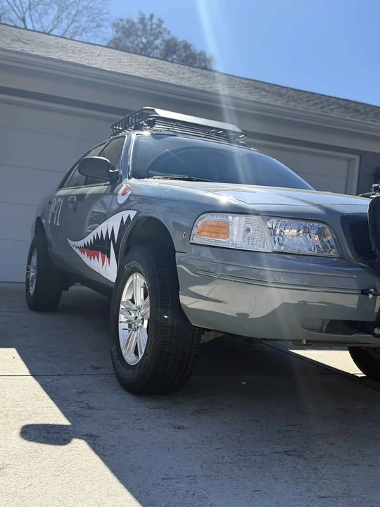 2004 Ford Crown Victoria - Image 2 of 10