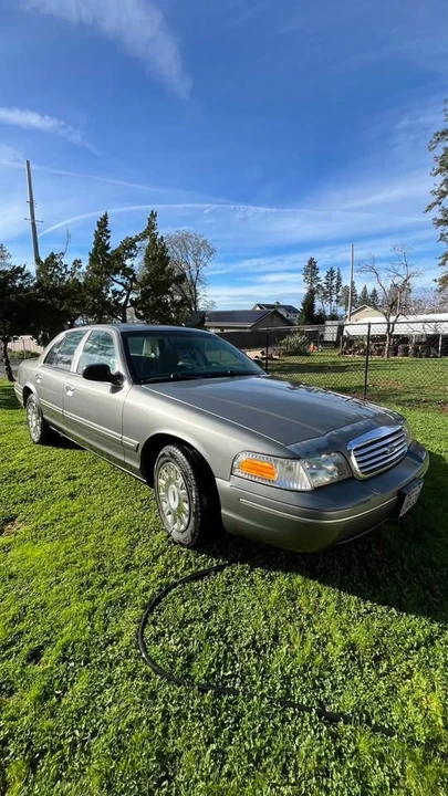 2004 Ford Crown Victoria - Image 2 of 9