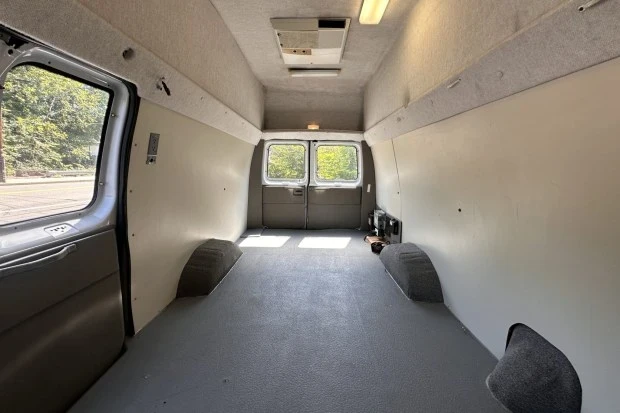 2004 Ford Econoline Van - Image 5 of 8