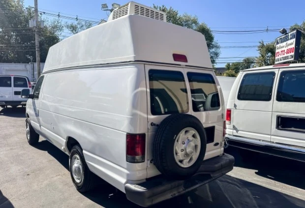 2004 Ford Econoline Van - Image 2 of 8