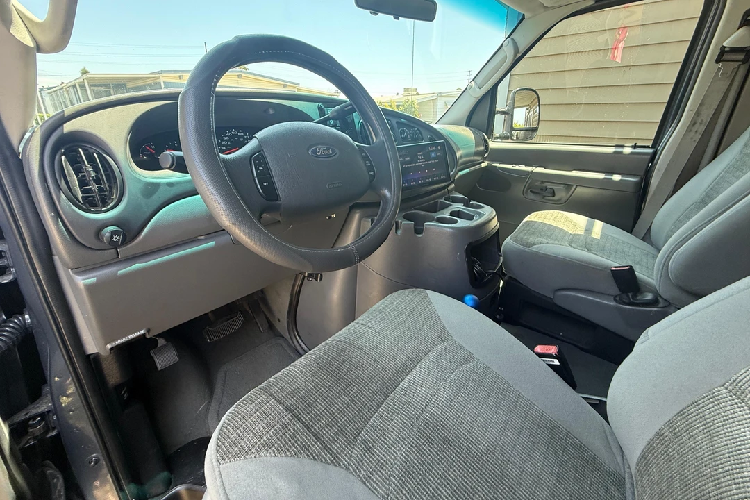 2004 Ford Econoline Van - Image 22 of 31