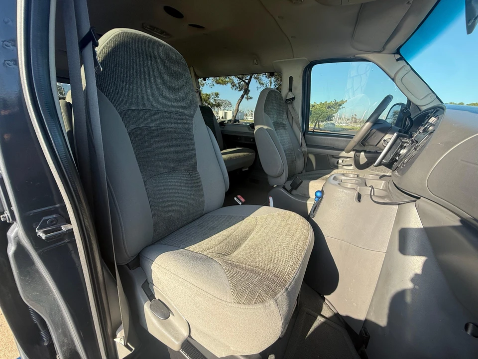 2004 Ford Econoline Van - Image 26 of 31
