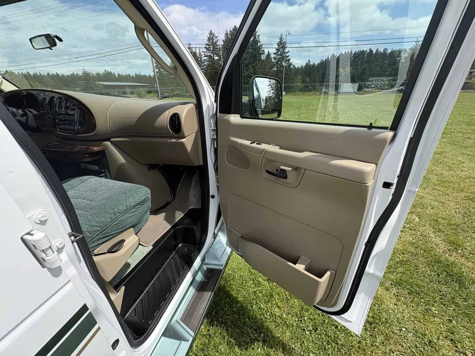 2004 Ford Econoline Van - Image 18 of 31