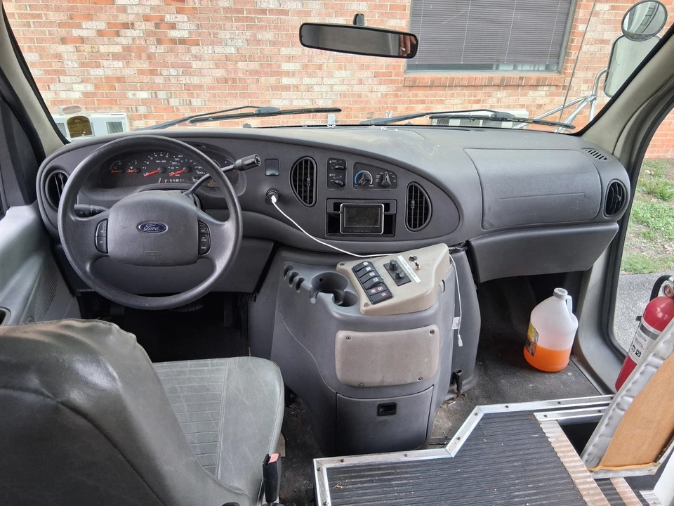 2004 Ford Econoline Van - Image 9 of 19