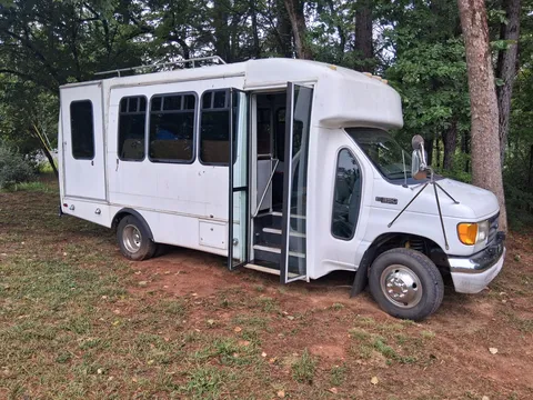2004 Ford E-350 Super Duty Cutaway Van