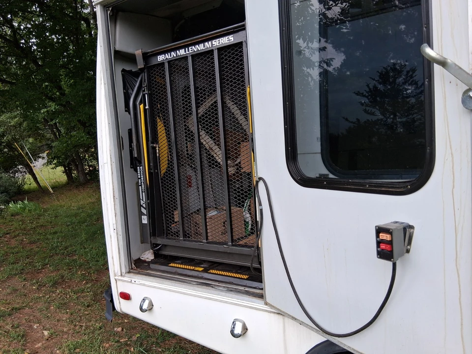 2004 Ford Econoline Van - Image 19 of 19