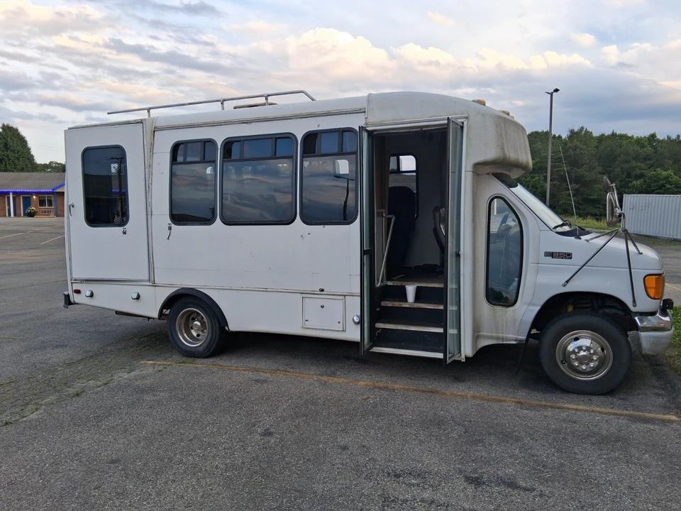 2004 Ford Econoline Van - Image 3 of 19
